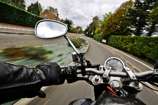 Schianto tra auto e moto, muore donna di 41 anni